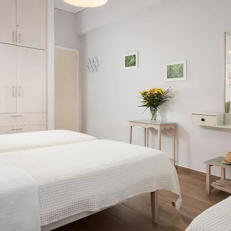 The Sea House * העיירה סקיאתוס